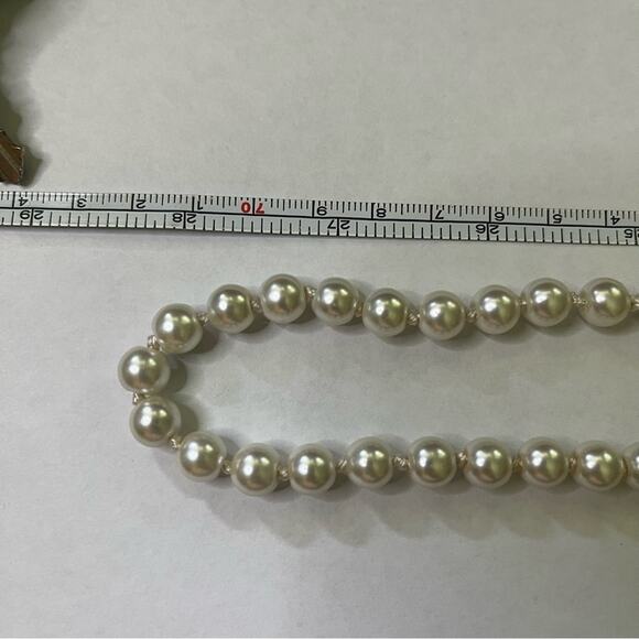 Vintage Long and Elegant Hand Knotted Classic Cream Pearl Necklace so chic! - Picture 9 of 9